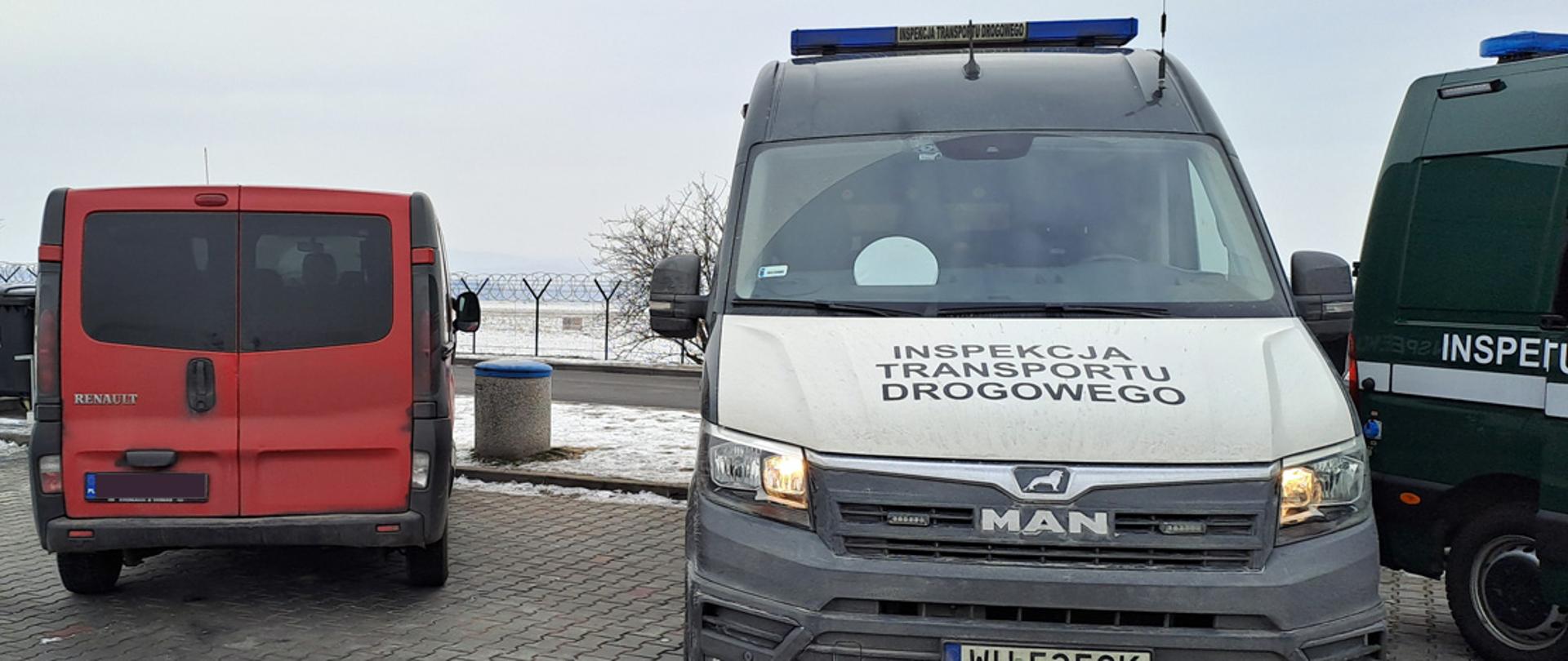 Kontrola drogowa na A4: samochód ITD i czerwony dostawczy pojazd zatrzymany przez inspektorów