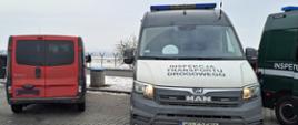 Kontrola drogowa na A4: samochód ITD i czerwony dostawczy pojazd zatrzymany przez inspektorów