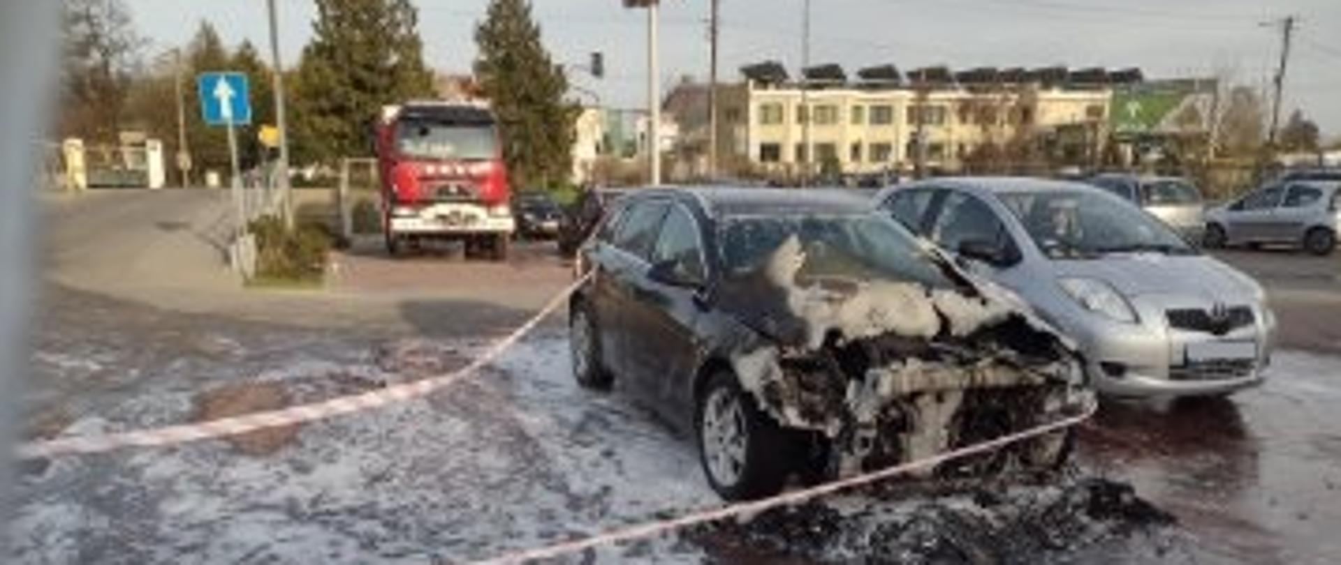 Pożar samochodu na przysklepowym parkingu w Gostyninie