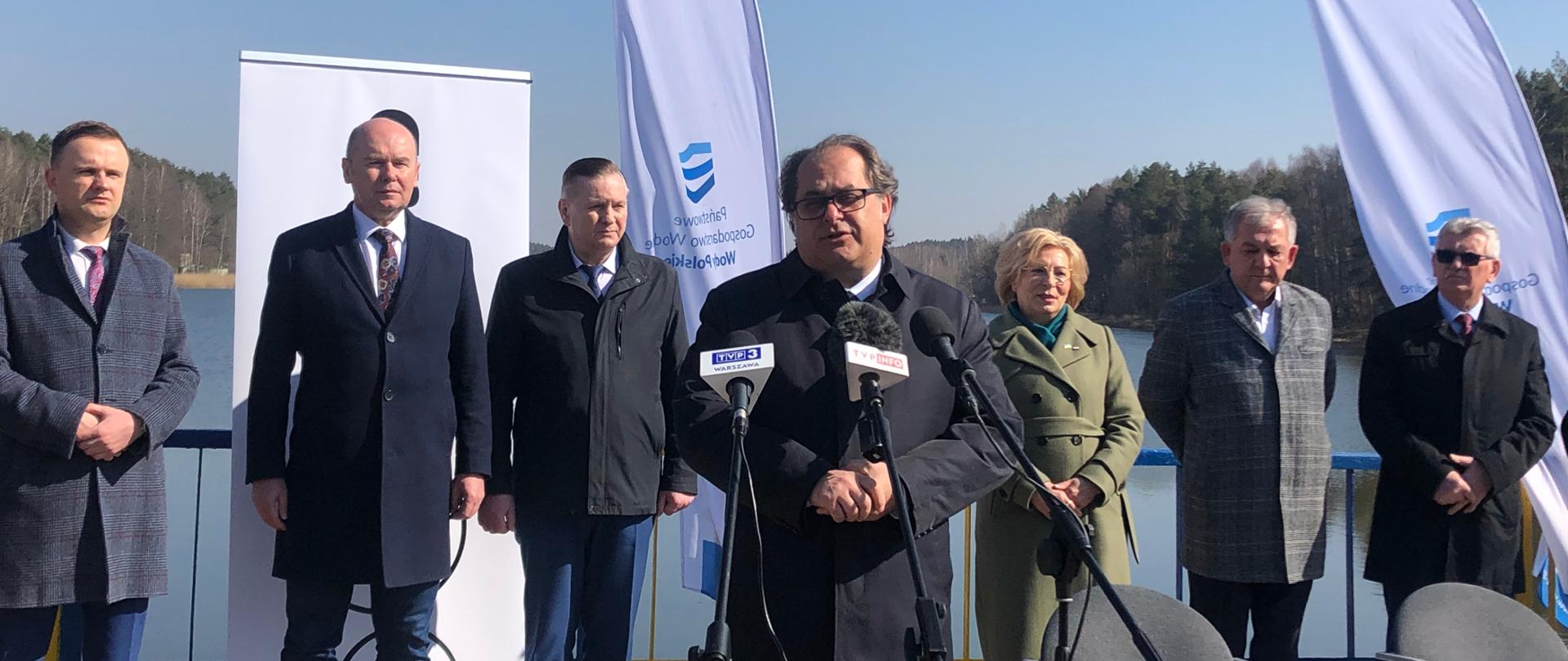 Wiceminister infrastruktury Marek Gróbarczyk w trakcie konferencji prasowej w związku z podpisaniem umowy na przebudowę zbiornika Ruda w Mławie