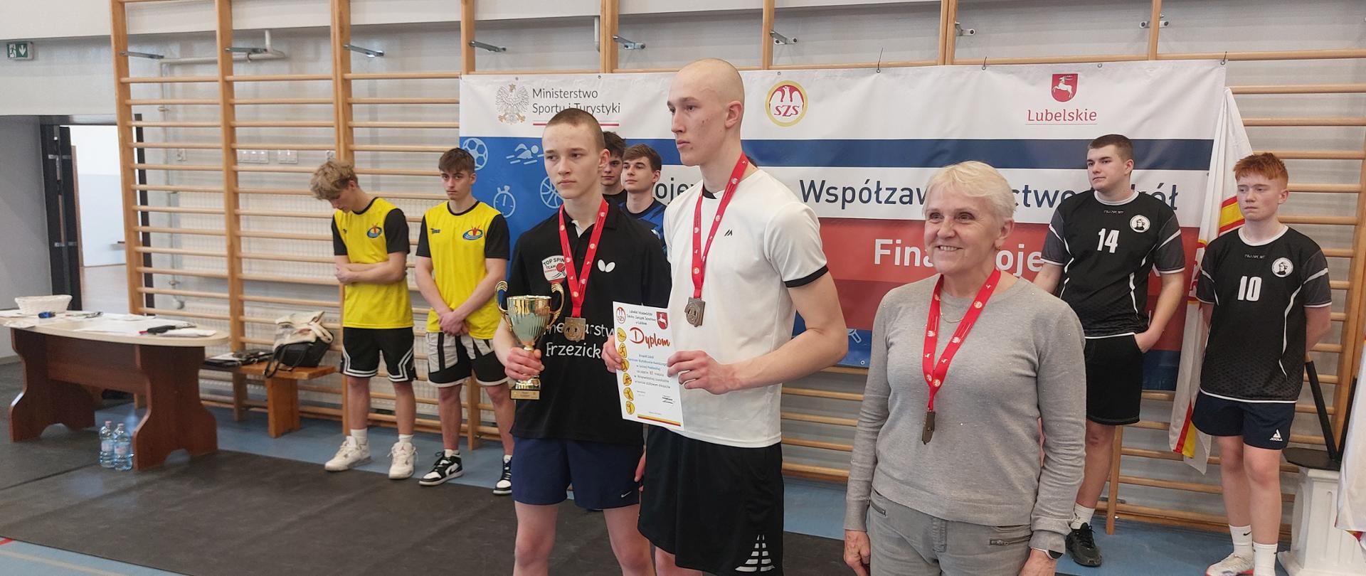 Uczniowie ZSCKR z nauczycielką 