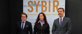 Wojciech Śleszyński, dyrektor Muzeum Pamięci Sybiru w Białymstoku , Maria Fernanda Garcia dyrektor Muzeum Pamięci i Praw Człowieka w Santiago, Chargé d'affaires a.i. Michał Świetlik - w tle wystawa Sybir