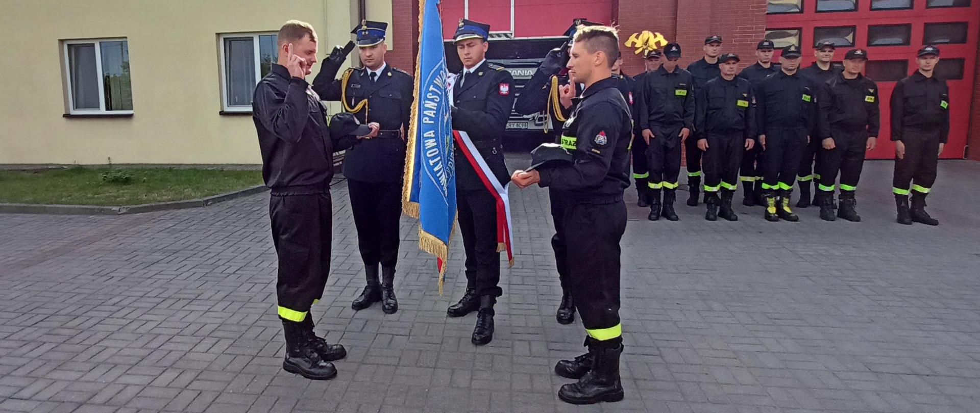 Na zdjęciu uroczyste ślubowanie nowo przyjętych strażaków