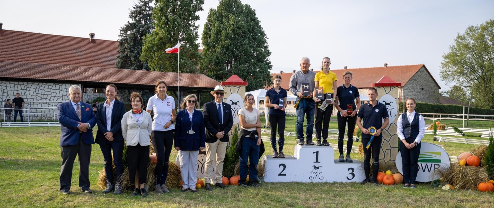 Mistrzostwa Polski Młodych Koni w sportowych rajdach konnych – Michałów 2025 – dekoracja w kategorii koni 6-letnich 