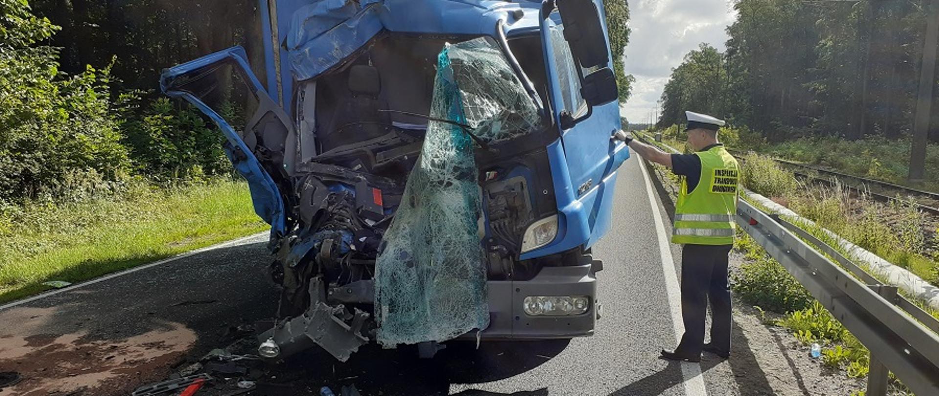 Na tył autobusu przewożącego dwanaście osób, uderzył z bardzo dużą siłą samochód ciężarowy.