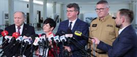 Na zdjęciu widać pięć osób podczas briefingu prasowego w gmachu Sejmu RP