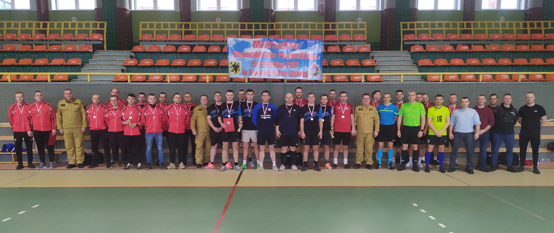 Uczestnicy turnieju z komendantami powiatowymi i zastępcą PKW PSP