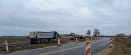 Budowa obwodnicy Opatowa - bypass dla objazdu, w tle roboty budowlane 
