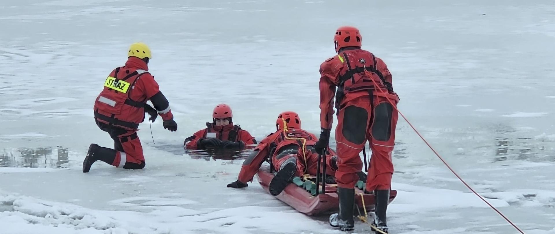 Strażacy na zamarzniętym akwenie ćwiczą podejmowanie osób
