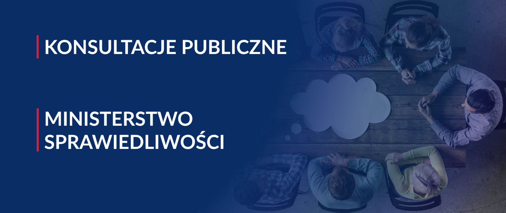 Grafika informacyjna dotycząca konsultacji publicznych Ministerstwa Sprawiedliwości. Po prawej stronie widok z góry na grupę osób siedzących przy stole konferencyjnym wokół symbolu chmurki dialogowej. Po lewej stronie znajduje się napis: „Konsultacje publiczne. Ministerstwo Sprawiedliwości”.