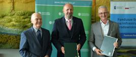 Na zdjęciu: Wiesław Pancer prezes zarządu PWiK w Olsztynie, Robert Gajda zastępca prezesa zarządu NFOŚiGW, Krzysztof Wawrzyniuk dyrektor ds. infrastruktury i rozwoju PWiK w Olsztynie