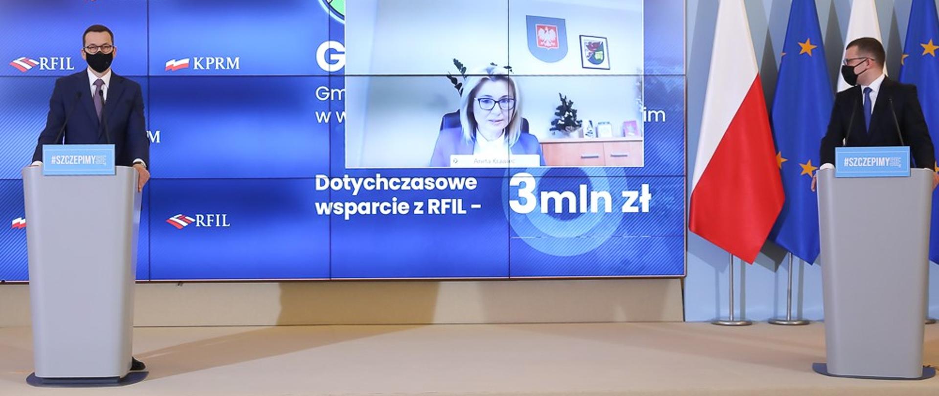 Premier Mateusz Morawiecki oraz wiceminister spraw wewnętrznych i administracji Paweł Szefernaker podczas konferencji prasowej.