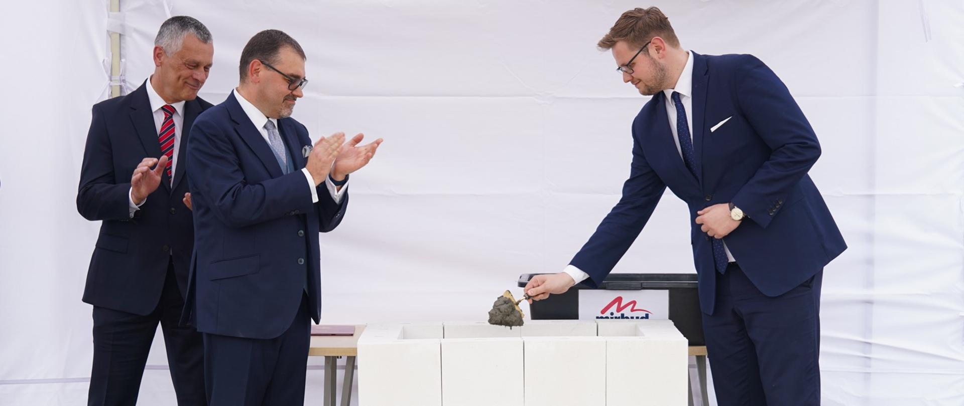 Wmurowanie aktu erekcyjnego pod budowę Sądu Apelacyjnego we Wrocławiu. W spotkaniu udział wziął wiceminister sprawiedliwości Michał Woś.
