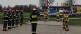 Zdjęcie przedstawia uroczyste wciągnięcie flagi na maszt.