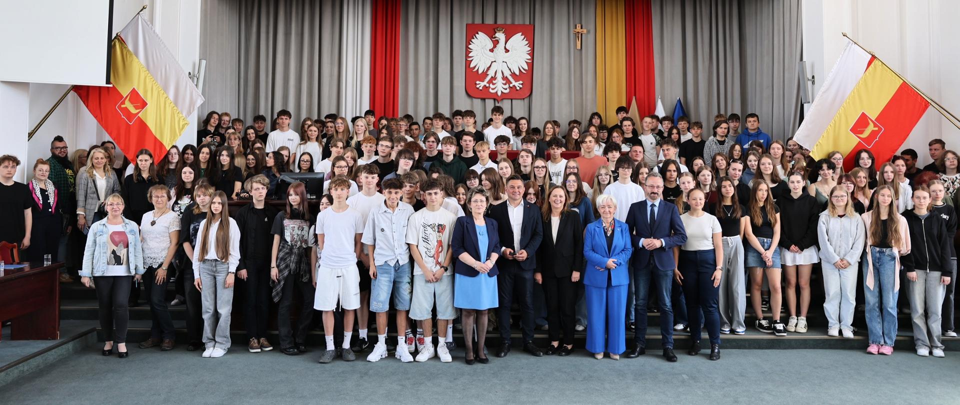 Wielka Lekcja Obywatelska - Duża Sala Obrad Urzędu Miasta Łodzi. Młodzież łódzkich szkół średnich i przedstawiciele władzy państwowej