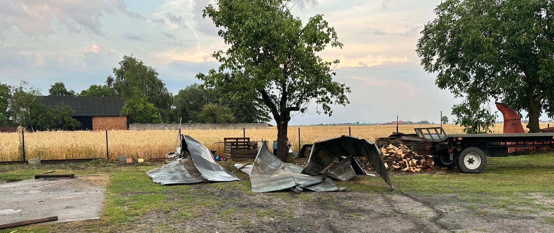 ULEWA NAD POWIATEM KOŚCIAŃSKIM. Na zdjęciu uszkodzony budynek, zerwane pokrycie dachu, blacha leży na podwórku.