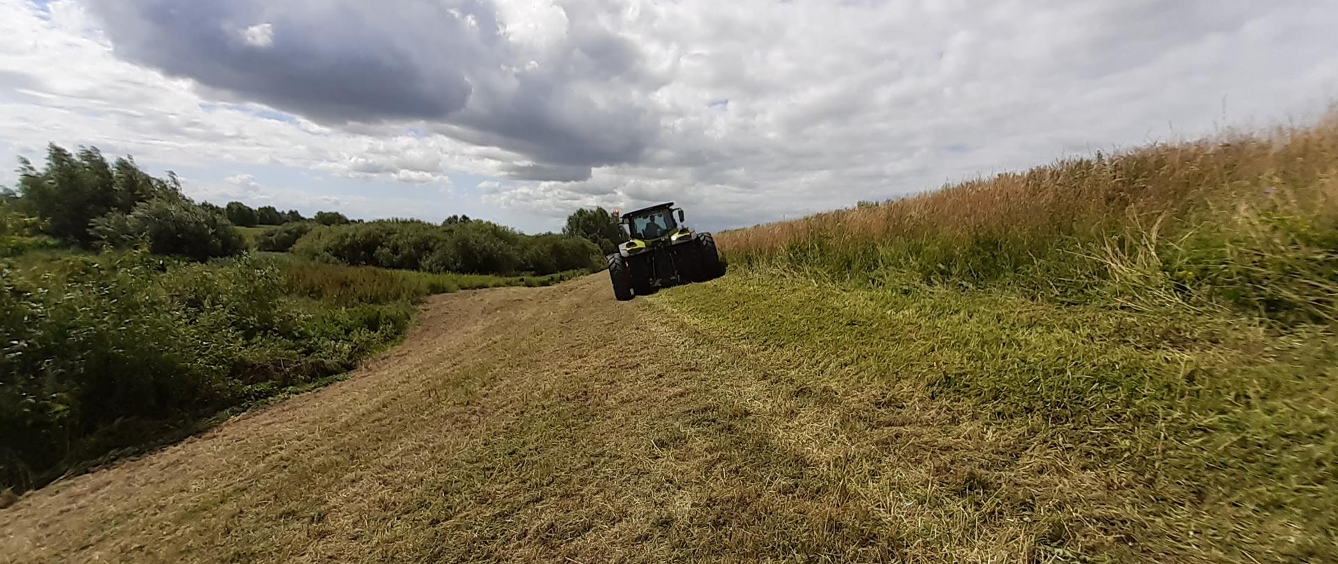 ciągnik kosi