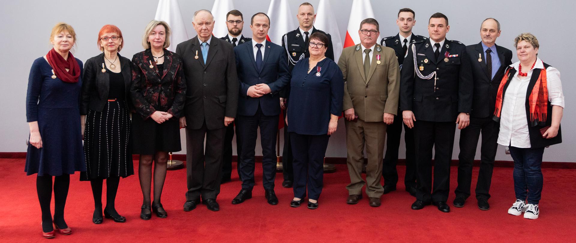 Kilka osób pozujących do wspólnego zdjęcia