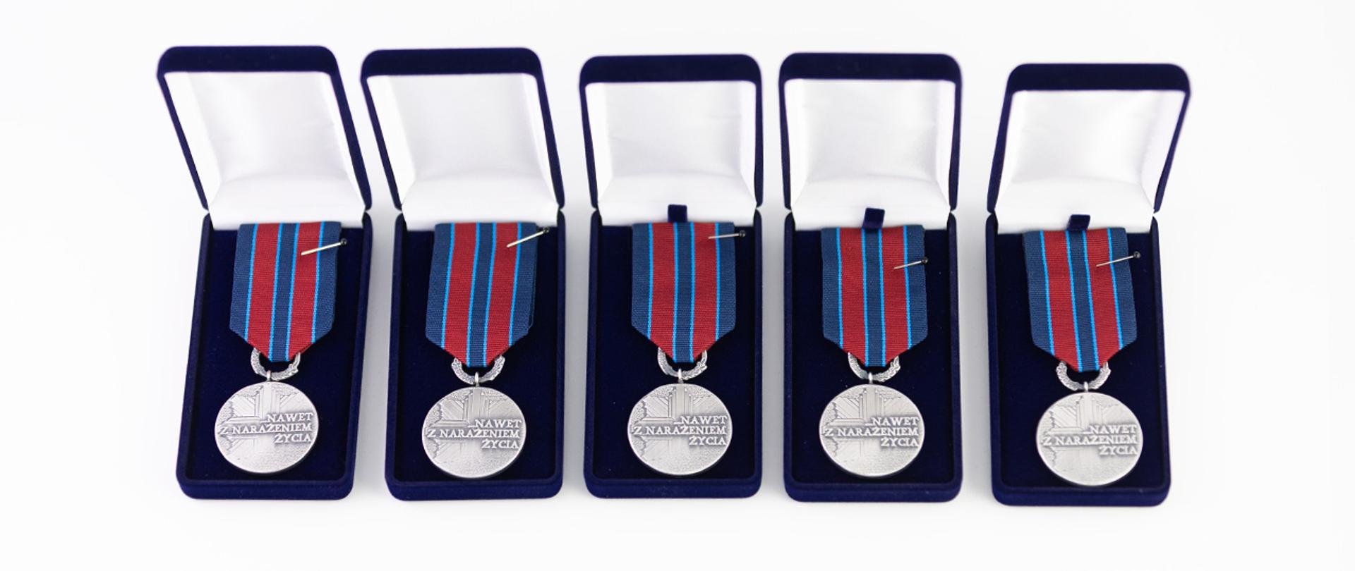 Pięć medali imienia podkomisarza Policji Andrzeja Struja. Napis na medalu: Nawet z narażeniem życia.