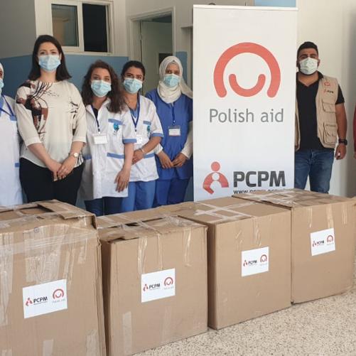 Na zdjęciu widać pracowników ośrodka zdrowia i Fundacji Polskie Centrum Pomocy Międzynarodowej