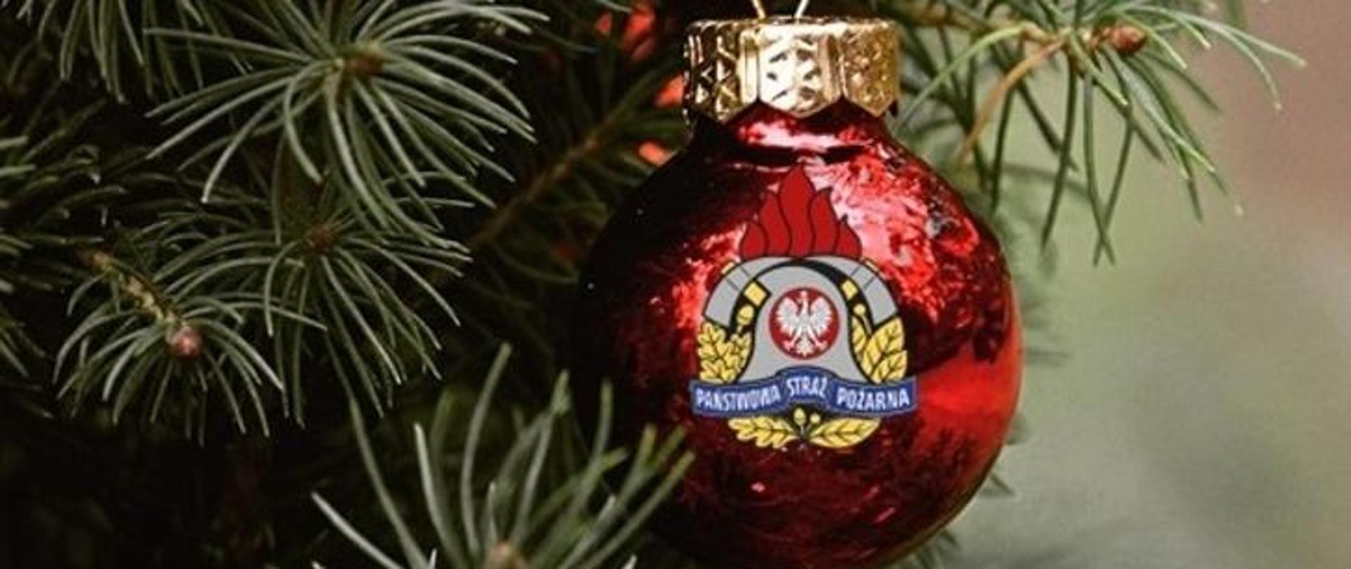 czerwona bombka z logiem oraz napisem państwowa straż pożarna