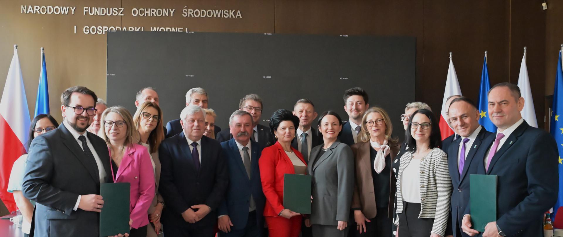 Zdjęcie grupowe w siedzibie NFOŚiGW