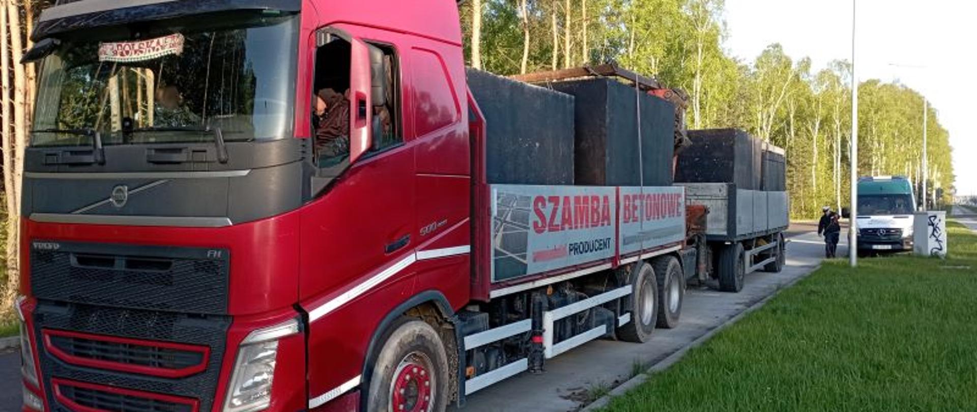 Widok kontrolowanego pojazdu przewożącego szamba betonowe.