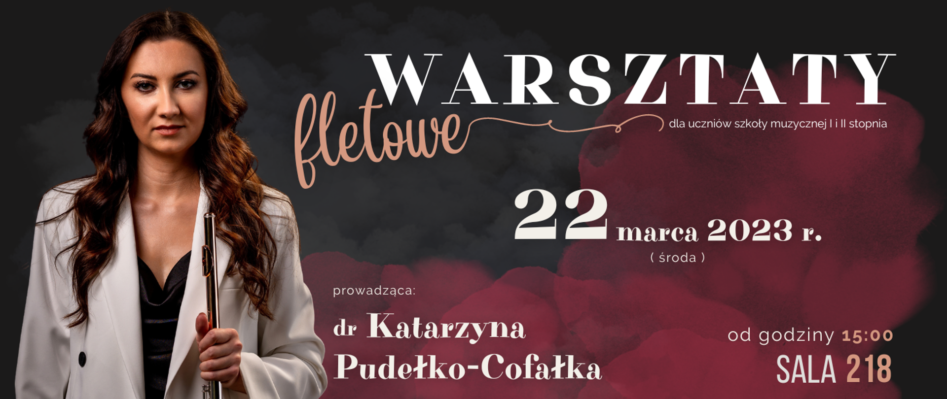 Banner w kolorze szaro-czerwonym, przedstawiający sylwetkę flecistki Katarzyny Pudełko-Cofałka, ze szczegółową informacją dotyczącą warsztatów fletowych (data 22 marca 2023 roku, godzina 15:00, sala 218)