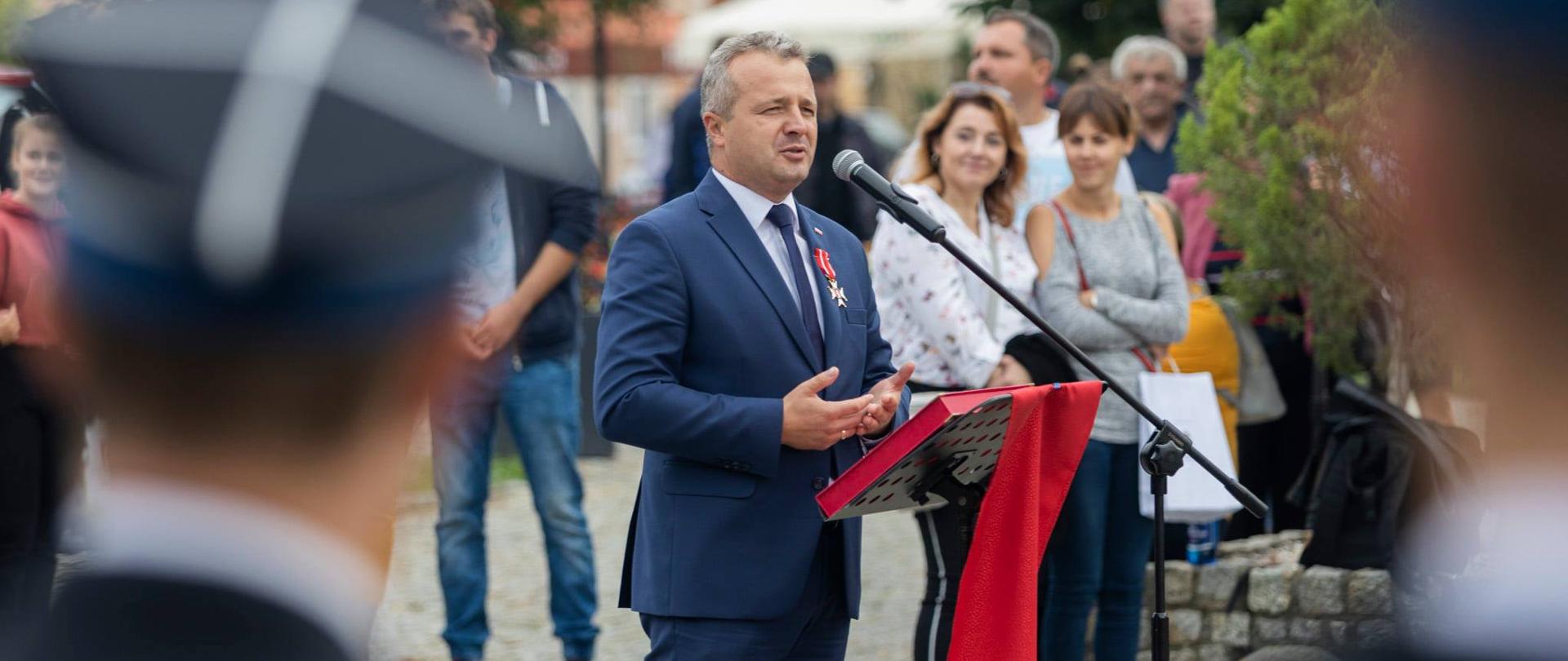 Wojewoda Mikołaj Bogdanowicz przemawia do strażaków