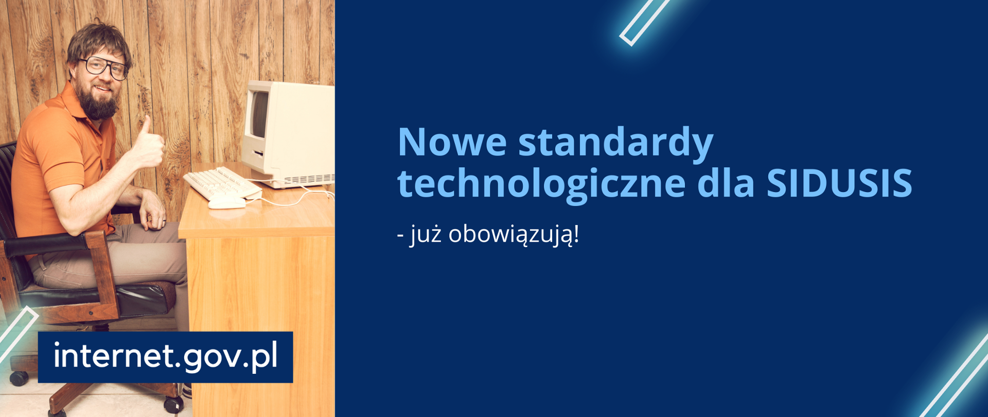 Uśmiechnięty mężczyzna z kciukiem w górze siedzi przed komputerem z lat 90.