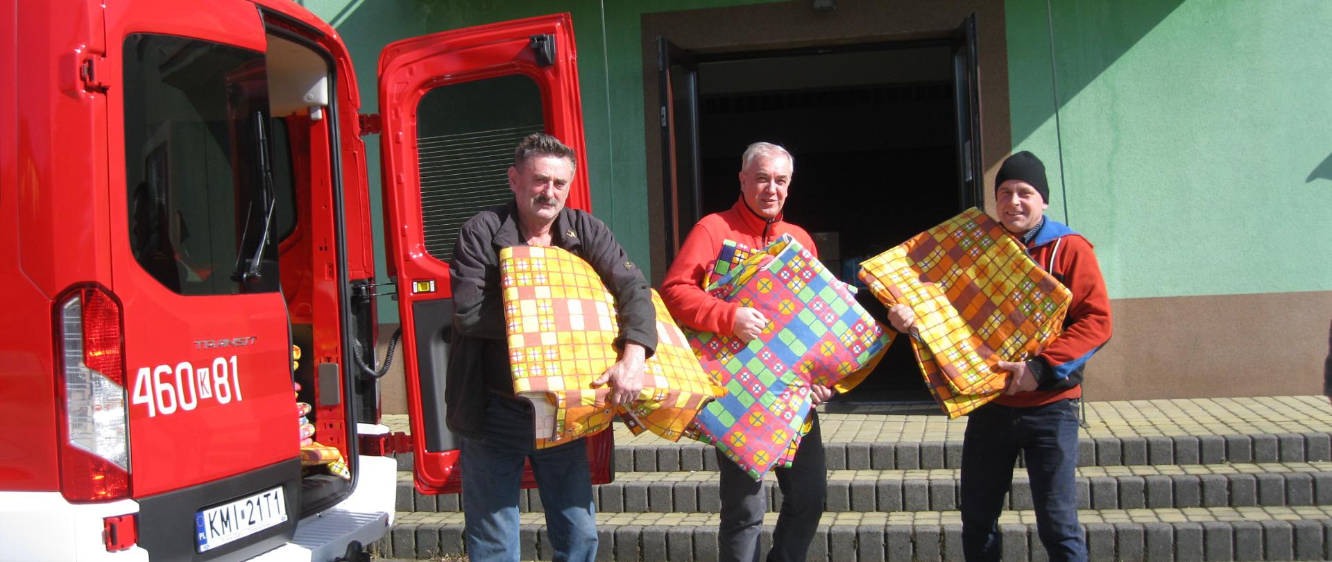 na zdjęciu Wójt gminy Gołcza oraz ochotnicy z Przybysławic