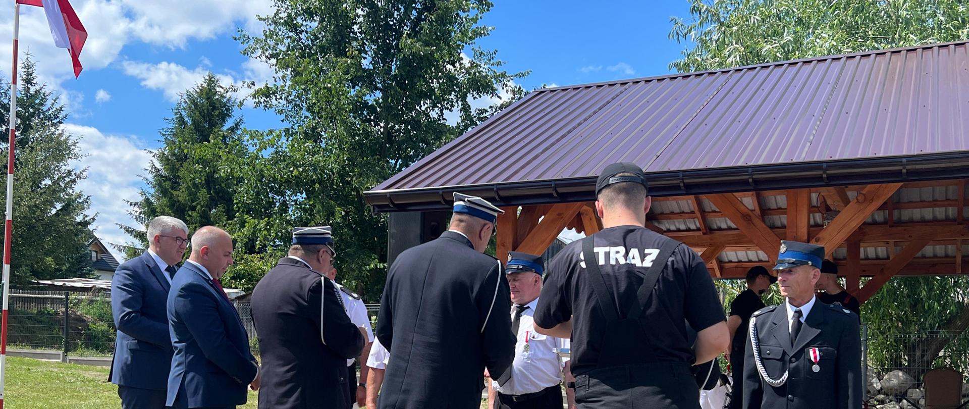 Na zdjęciu moment wręczania odznaczeń dla strażaków 