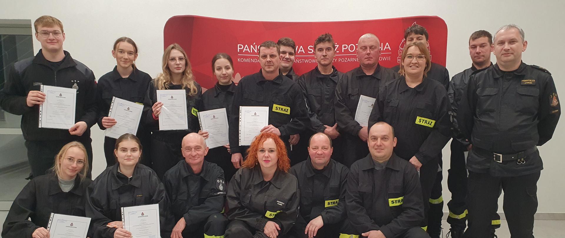 Zdjęcie przedstawia wszystkich uczestników kursu 