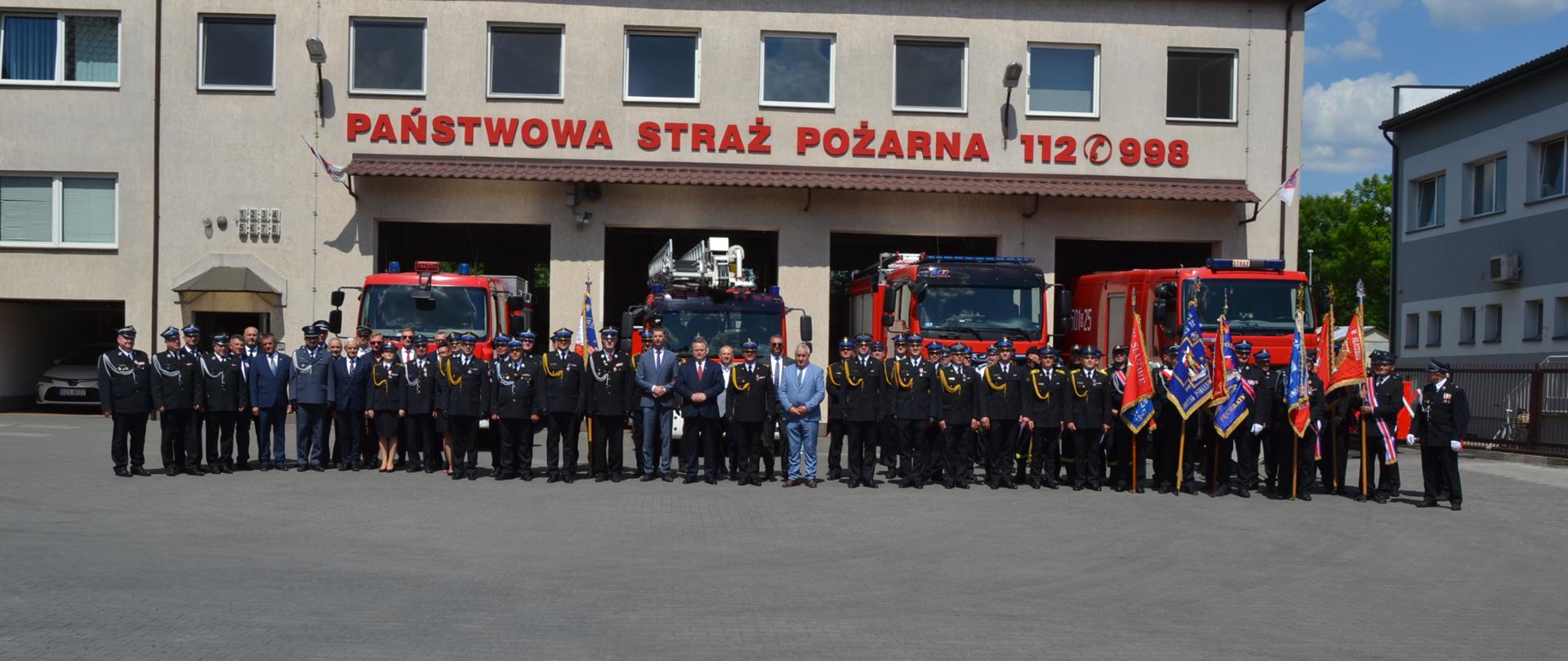 Powiatowe Obchody Dnia Strażaka na placu przed komendą