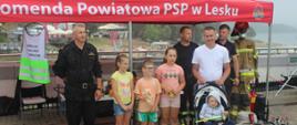 Zdjęcie przedstawia strażaków JRG Lesko na pikniku „Bezpieczne Wakacje”.