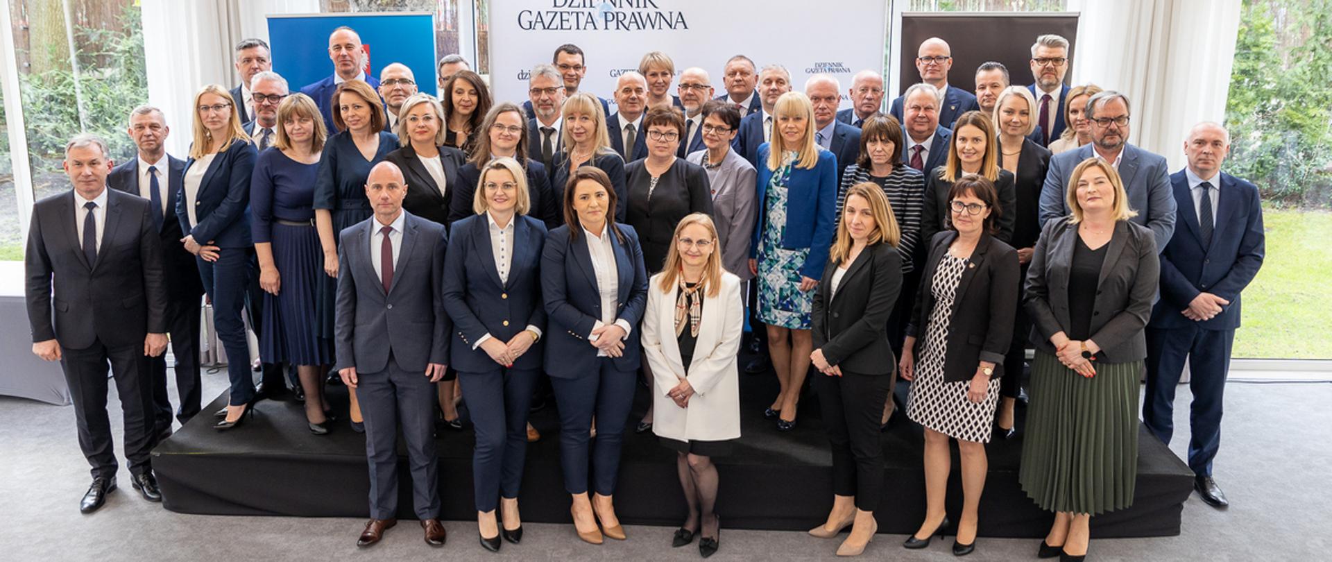 Laureaci XVIII Rankingu Izb Administracji Skarbowej i Urzędów Skarbowych Dziennika Gazety Prawnej pozują do wspólnego zdjęcia