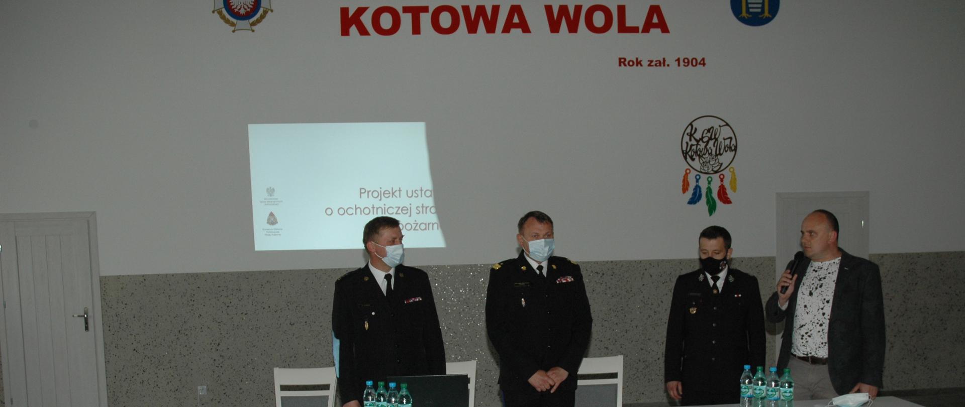Przywitanie podkarpackiego komendanta wojewódzkiego PSP przez wójta gminy Zaleszany Pawła Gardego