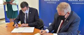 Wicewojewoda Sylwester Dąbrowski podpisał umowę z Bogdanem Świątkiem-Górskim, Wójtem Gminy Latowicz.