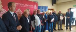Uroczyste wręczenie 23 decyzji o przyznaniu świadczenia ratowniczego druhom Ochotniczych Straży Pożarnych z terenu powiatu obornickiego w OSP Parkowo. 