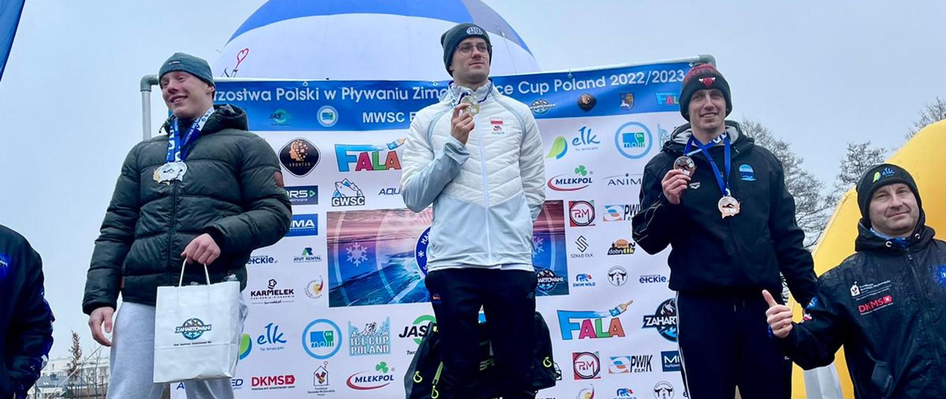 Strażak z Włocławka z dwoma brązowymi medalami Mistrzostw Polski w pływaniu zimowym