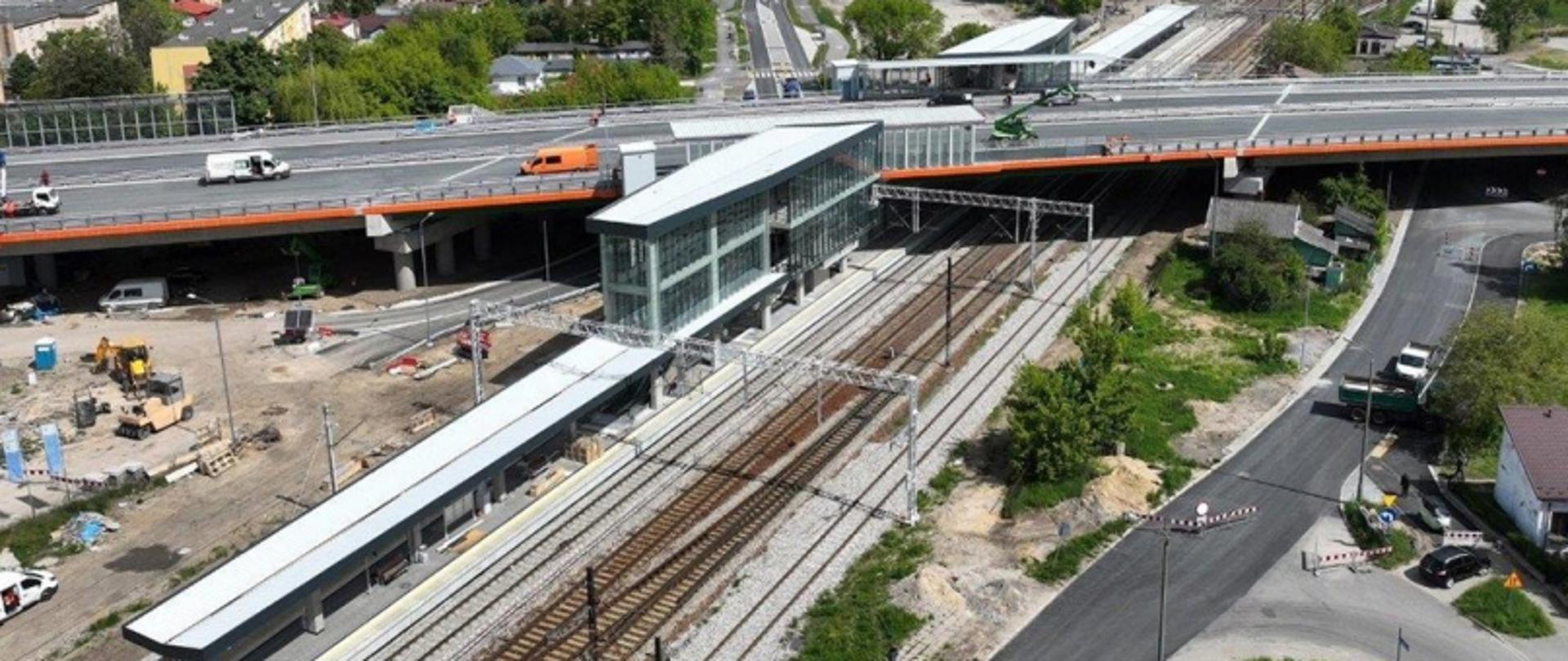 Na zdjęciu z lotu ptaka widać zadaszenie peronu, przeszkolony budynek dworca, tory kolejowe, estakadę, po której jada samochody.