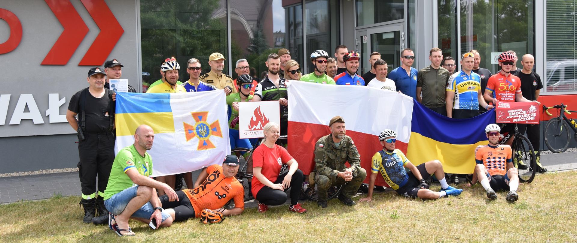 zdjęcie grupowe strażaków na tle budynku komenendy psp