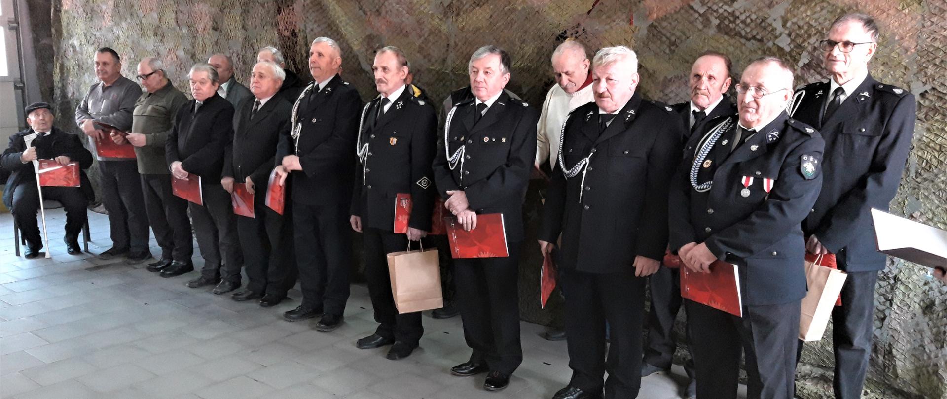 Ustawienie w szeregu strażacy OSP w mundurach wyjściowych