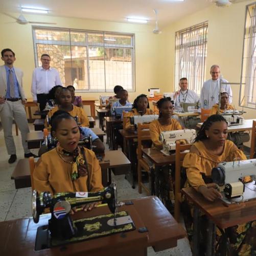 uczennice siedzą przy maszynach do szycia