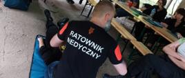 Pokaz udzielania pierwszej pomocy na obozie harcerskim w Binowie