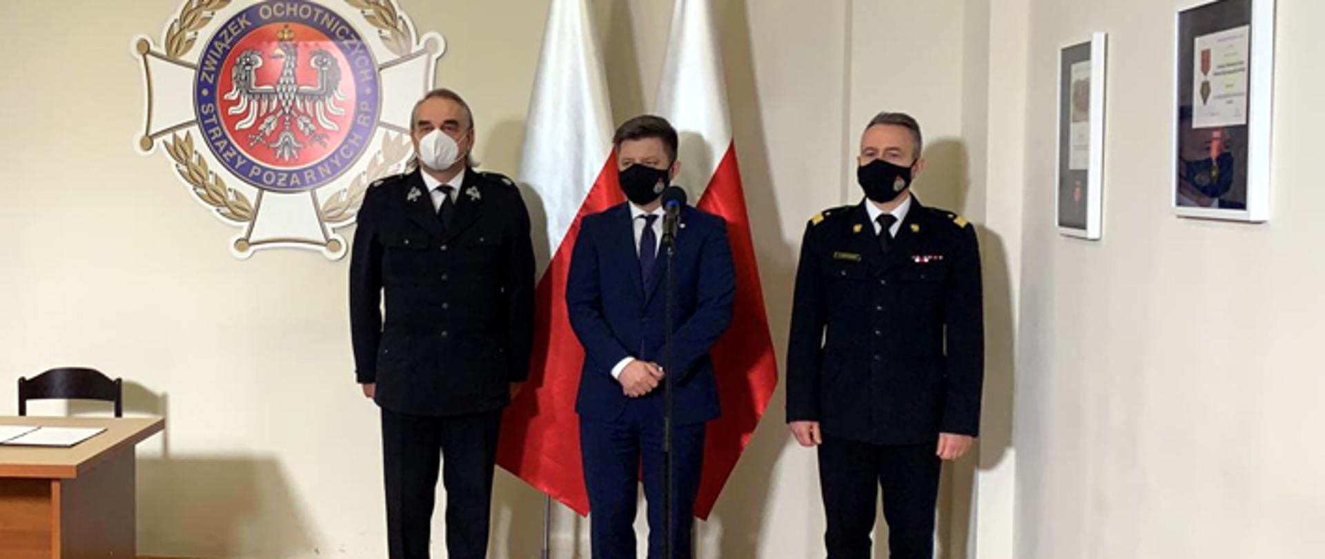 Strażacy będą wspierać akcję szczepienia przeciw COVID-19, dwóch mundurowych i minister.