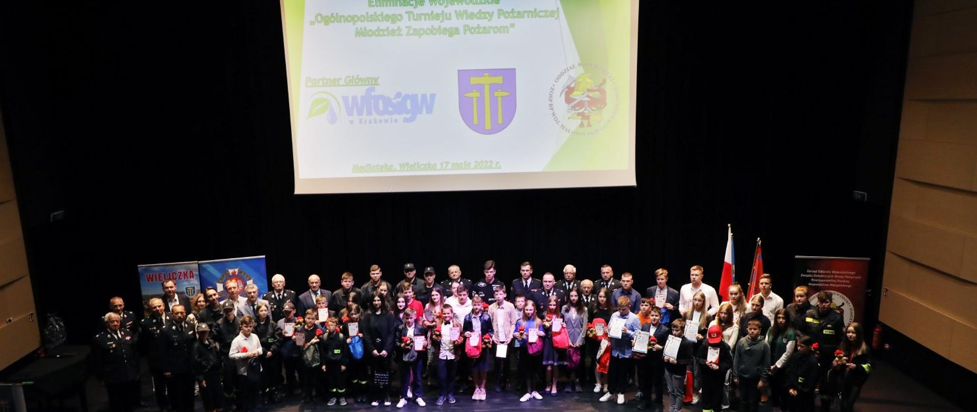 Na zdjeciu widzocze wszystkie dzieci biorace udział w konkursie wiedzy pozaniczej wraz z orgaznizatorem