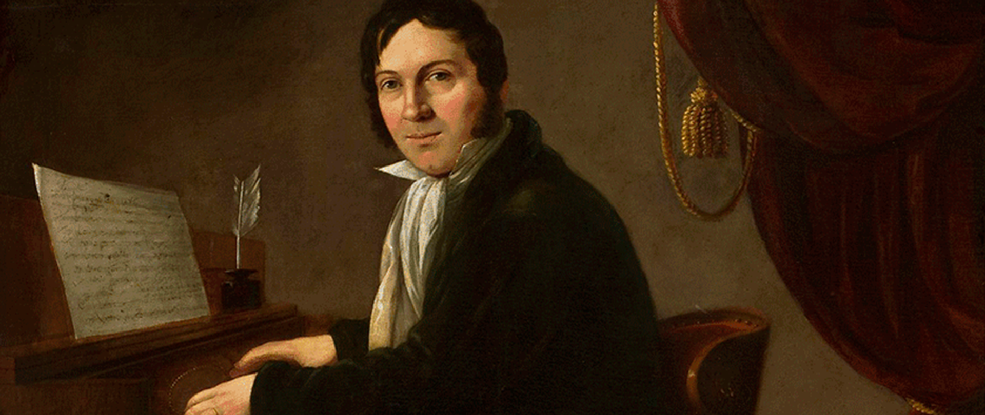 Portret Karola Kurpińskiego, grającego przy pianinie z twarzą zwróconą w stronę widza. Po prawej stronie bordowe, ciężkie zasłony ze złotym, grubym sznurem. Na pianinie leżą nuty i stoi kałamarz z piórem