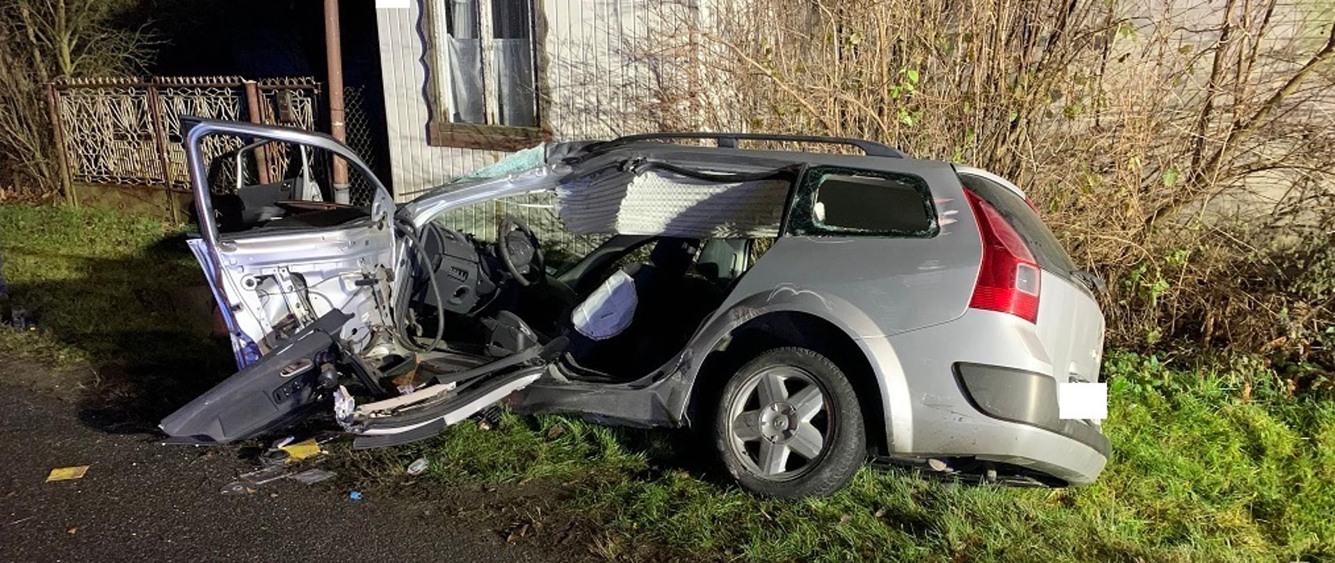 Zdjęcie przedstawia uszkodzony samochód osobowy w rowie.
