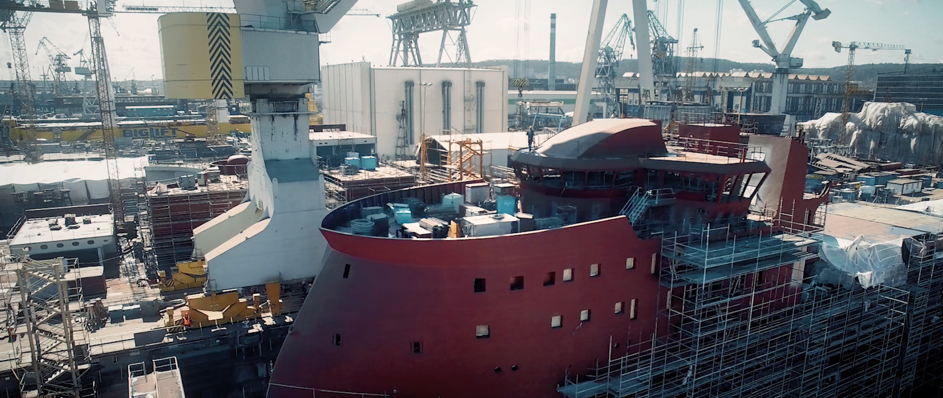 Widok na remontowany statek stojący w stoczni 